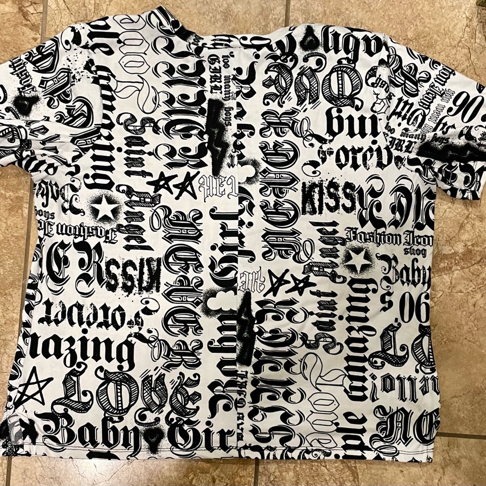 ROUGE COLLECTION WOMENS.      T-Shirt Size 2X Black & White Graffiti